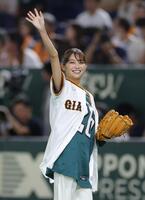 　ファーストピッチを行う日本テレビ・五十嵐にいかアナ（撮影・西岡正） 