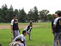 　阪神ナイン、コーチらと交流する青柳（右から２番目）