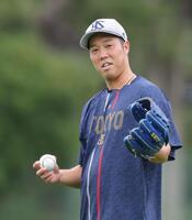 　キャッチボールする青柳（撮影・西岡正）