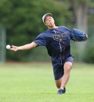　登板に向け、調整する青柳（撮影・西岡正）