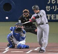 　１回、岡本が先制の右中間二塁打を放つ