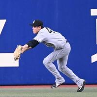 　３回、上林の打球を好捕する右翼手・中山