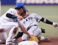 　５回、二塁打を放ち三塁を狙うもタッチアウトになる丸（撮影・立川洋一郎）