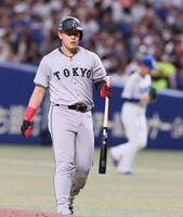 　５回、中飛に倒れて引き揚げる岡本（撮影・立川洋一郎）