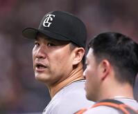 　６回、ベンチ前で岸田（右）と言葉を交わす田中将（撮影・立川洋一郎）