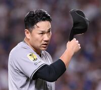 　５回を投げ終えベンチへ向かう田中将（撮影・立川洋一郎）