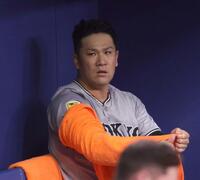 　２回に逆転を許し、厳しい表情の田中将