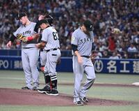 　６回、細川に中越え適時三塁打を打たれ、降板する田中将（右）