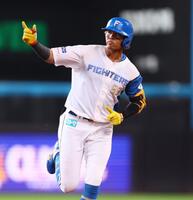 　１回、先制２ランを放ち、ポーズをとる水谷（撮影・中島達哉）