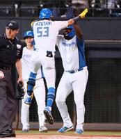 　１回、先制２ランを放った水谷（５３）を迎えるレイエス（右）＝撮影・中島達哉