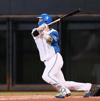 　３回、２ランを放つ郡司（撮影・中島達哉）