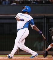 　３回、適時二塁打を放つレイエス（撮影・中島達哉）