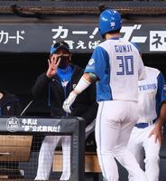 　３回、２ランを放った郡司（３０）を「４」のポーズで迎える新庄監督（撮影・中島達哉）