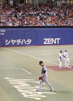 　６回、交代しベンチへ戻る田中将