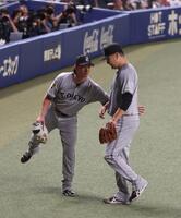 　６回、交代しベンチへ戻る田中将