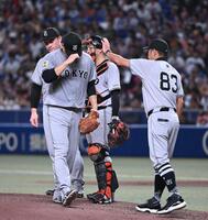 　６回、細川に適時三塁打を打たれ、阿部監督（右）に降板を告げられる田中将