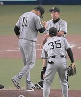 　６回途中、降板する田中将。右は阿部監督
