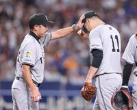 　６回、田中将に交代を告げる阿部監督