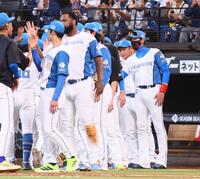 　笑顔でナインを迎える新庄監督（右）＝撮影・中島達哉