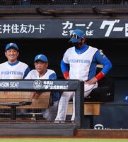 　９回、勝利の瞬間は下を向く新庄監督（右）＝撮影・中島達哉