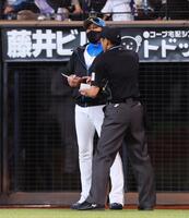 　７回終了後、選手交代を告げる新庄監督（左）＝撮影・中島達哉