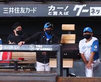 　２回、戦況を見つめる新庄監督（中央）＝撮影・中島達哉