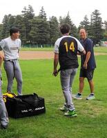 　阪神ナイン、コーチらと交流する青柳