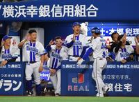 　３回、右越え２ランを放ちナインとタッチを交わす石上（右手前）＝撮影・開出牧