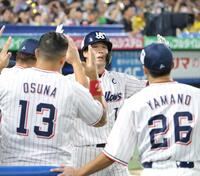　２回、先制ソロを放ち、ナインと喜び合う山田（撮影・西岡正）