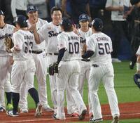 　ナインを迎える山田、村上ら（撮影・金田祐二）