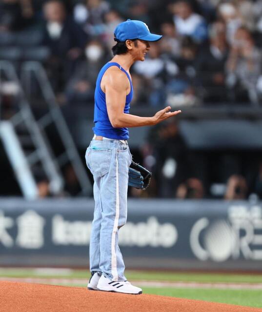 52歳！？武田真治の爆笑投球に場内沸く 筋肉ムッキムキもまさかの一