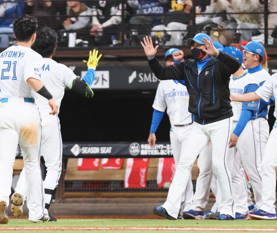 　サヨナラ打を放った浅間（左から２人目）を迎える新庄監督（右）＝撮影・中島達哉