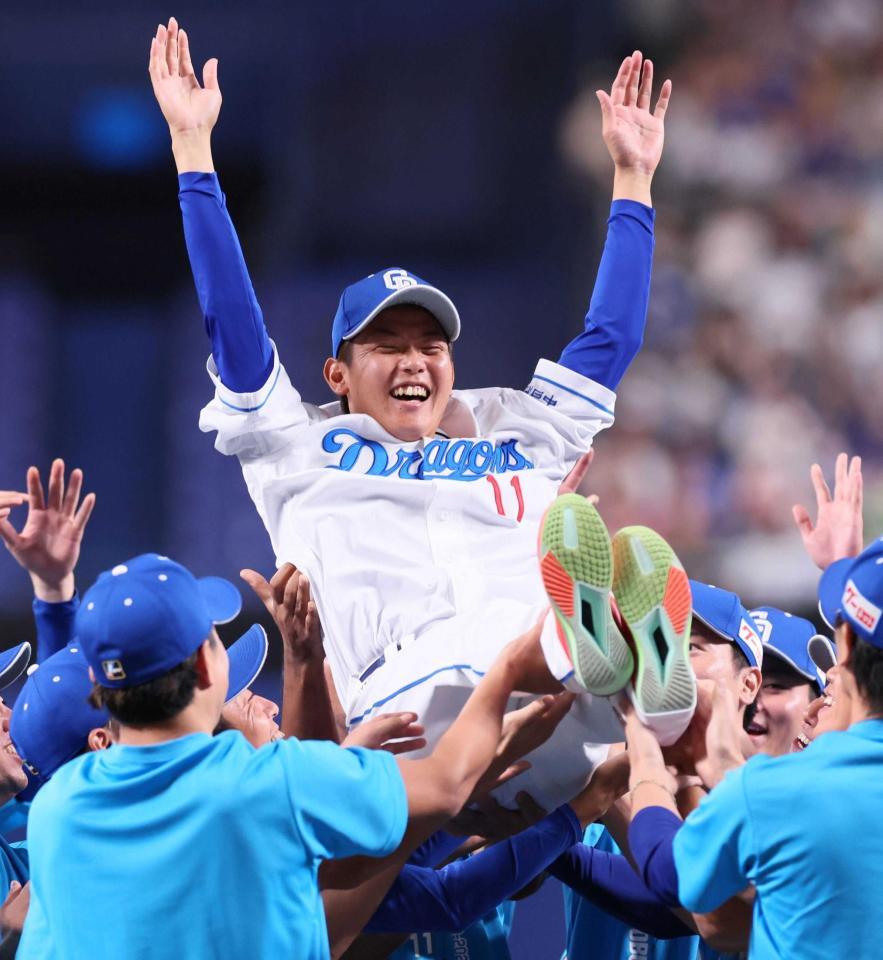 　チームメートから胴上げされる岡田（撮影・立川洋一郎）