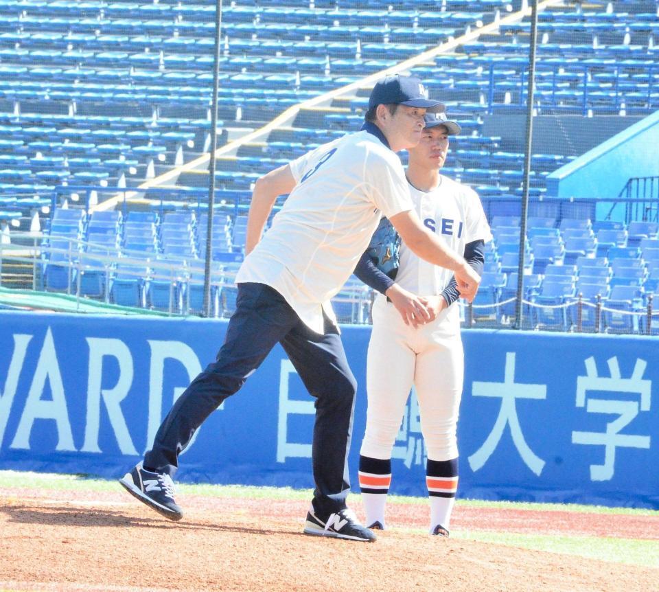 　レジェンド始球式に登場した法大ＯＢの小早川毅彦氏