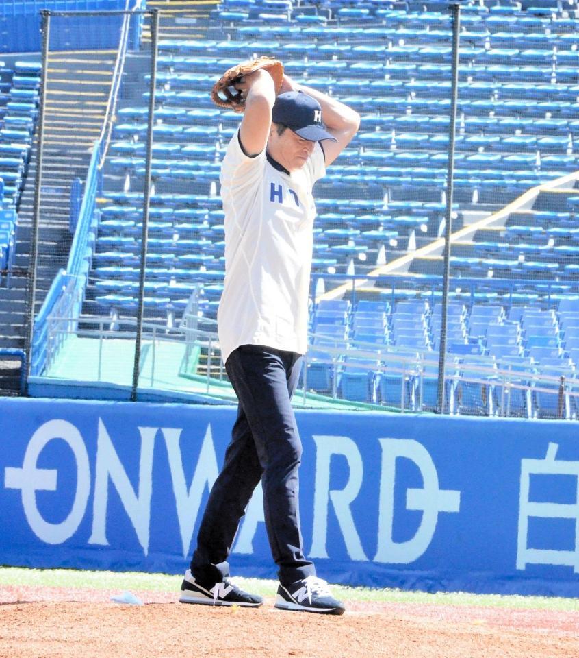 　レジェンド始球式に登場した法大ＯＢの小早川毅彦氏