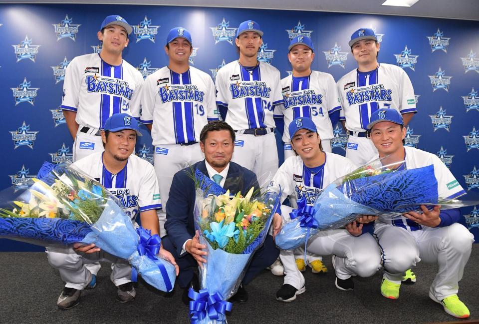 　引退会見後に入江（右から２人目）ら選手たちから花束を受け取り笑顔の森唯（撮影・開出牧）
