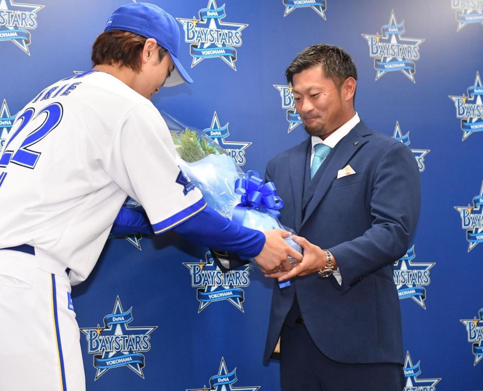 　引退会見後のサプライズで入江（左）らチームメートから花束を受け取る森唯（撮影・開出牧）