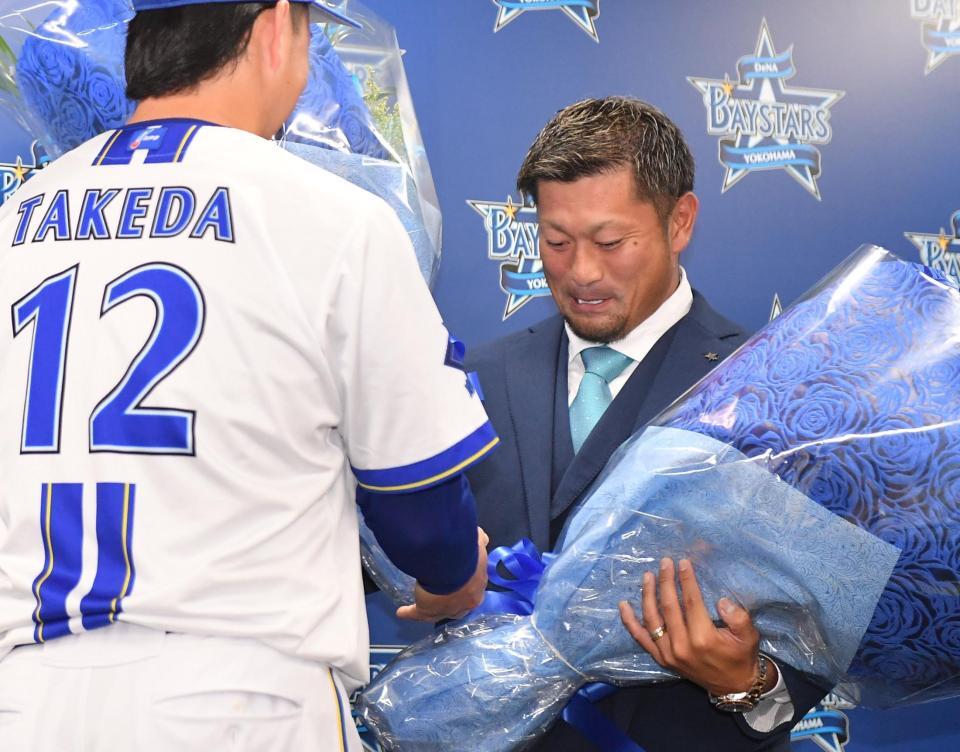 　引退会見後のサプライズで竹田（左）らチームメートから花束を受け取り感激の森唯（撮影・開出牧）