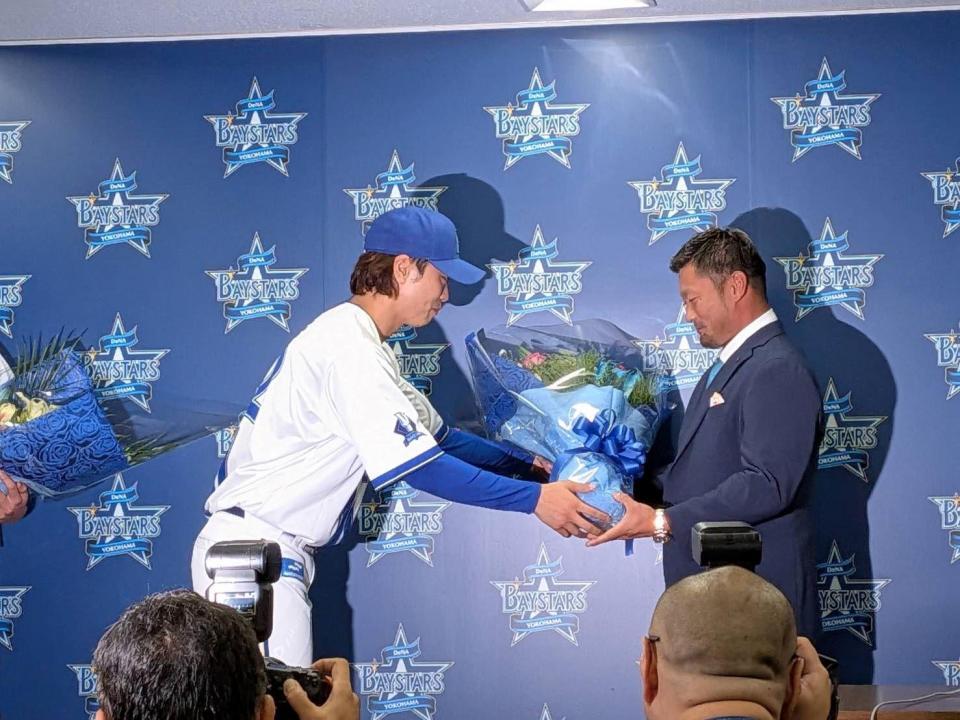 　引退会見で花束を受け取る森（右）