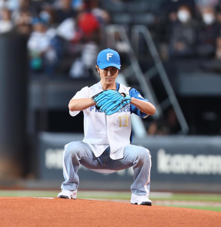 　ファーストピッチセレモニーに登場し、マウンドでスクワットする武田真治（撮影・中島達哉）
