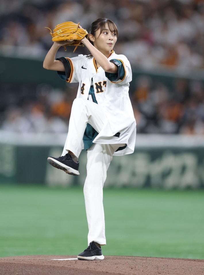 　ファーストピッチを行う日本テレビ・五十嵐にいかアナ（撮影・西岡正） 