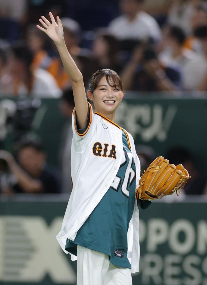 　ファーストピッチを行う日本テレビ・五十嵐にいかアナ（撮影・西岡正） 
