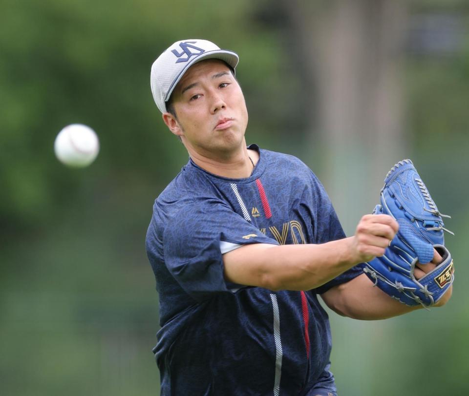 　キャッチボールで調整する青柳（撮影・西岡正）