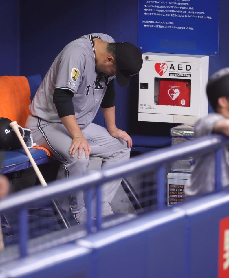 　６回に追加点を許して交代しベンチで肩を落とす田中将