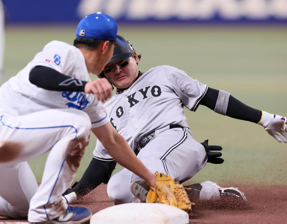 　５回、二塁打を放ち三塁を狙うもタッチアウトになる丸（撮影・立川洋一郎）