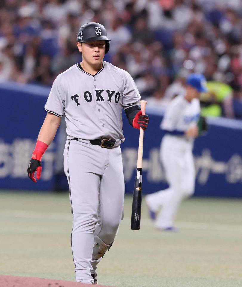 　５回、中飛に倒れて引き揚げる岡本（撮影・立川洋一郎）