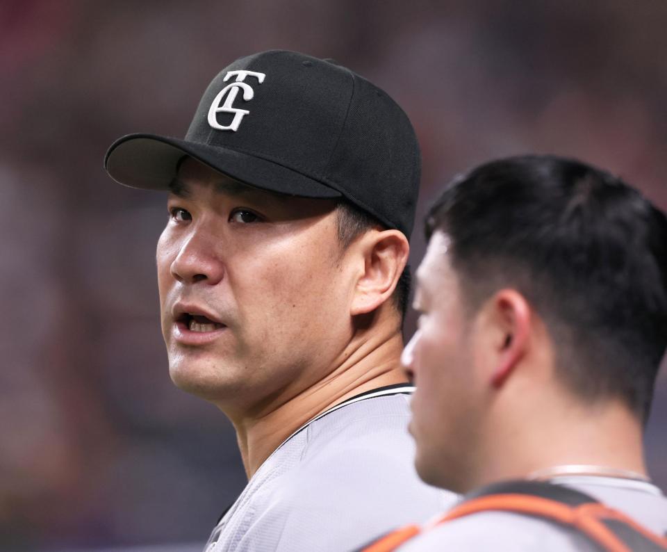 　６回、ベンチ前で岸田（右）と言葉を交わす田中将（撮影・立川洋一郎）