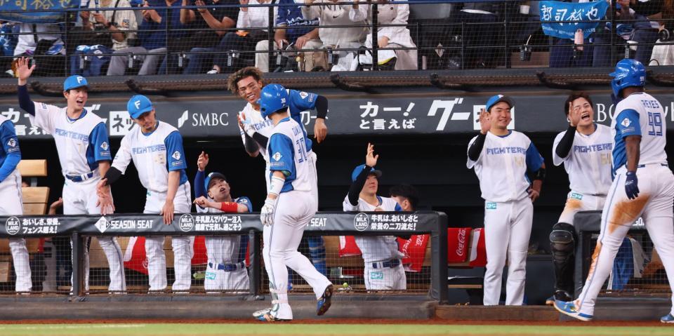 　３回、２ランを放った郡司（３０）、レイエス（９９）を迎える水谷（中央）ら日本ハムナイン（撮影・中島達哉）