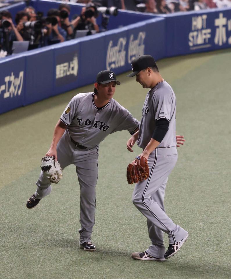 　６回、交代しベンチへ戻る田中将