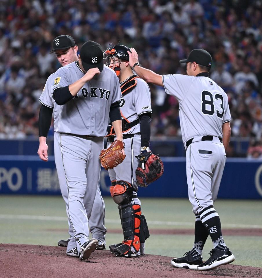 　６回、細川に適時三塁打を打たれ、阿部監督（右）に降板を告げられる田中将